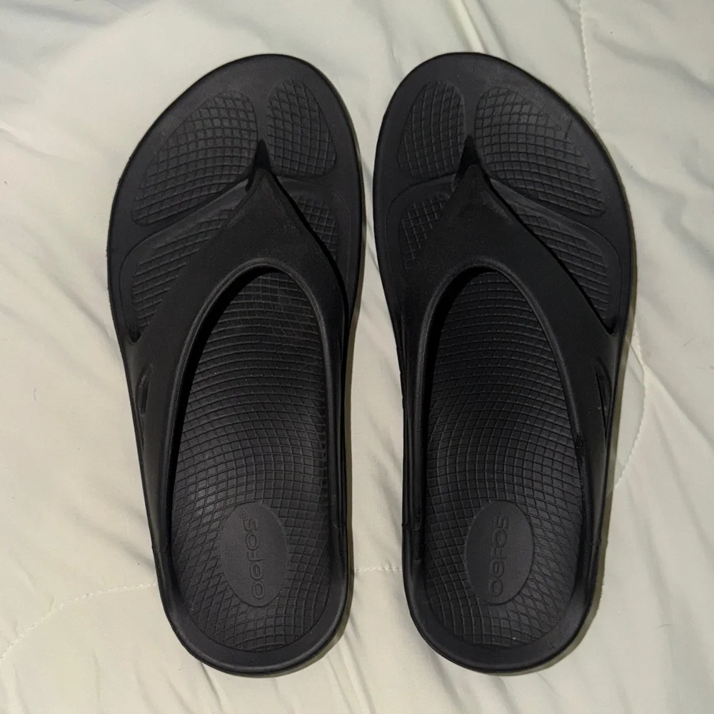 OOFOS Black Comfort Sandals - Picture 1 of 5